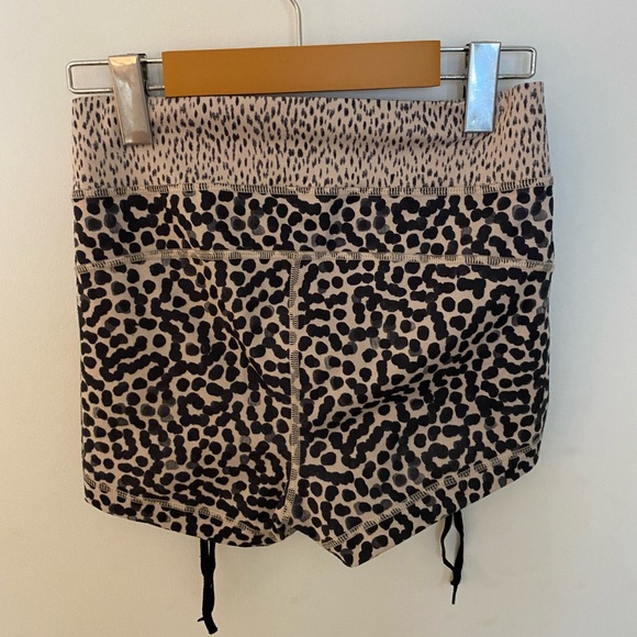Lululemon liberty shorts leopard print - Picture 5 of 11